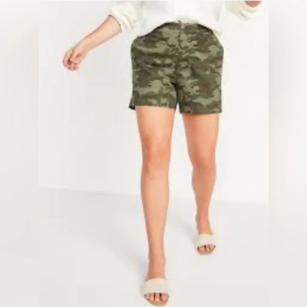 Old Navy Everyday Green Camouflage Mid-Rise Shorts. Women’s 4 - Picture 3 of 11